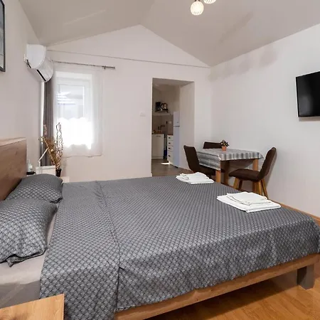 Cozy In With Kitchenette *